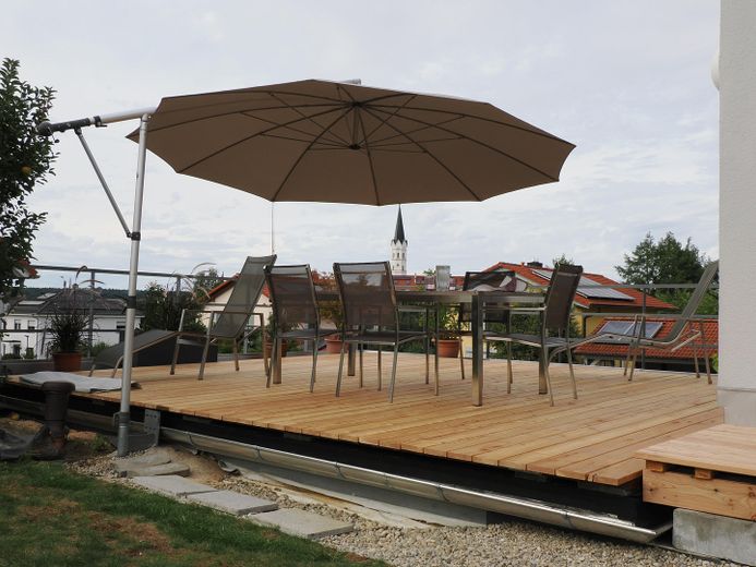 Aydınlık ve huzur verici atmosfere sahip, doğal bahçeli modern mimar evi – Terrasse