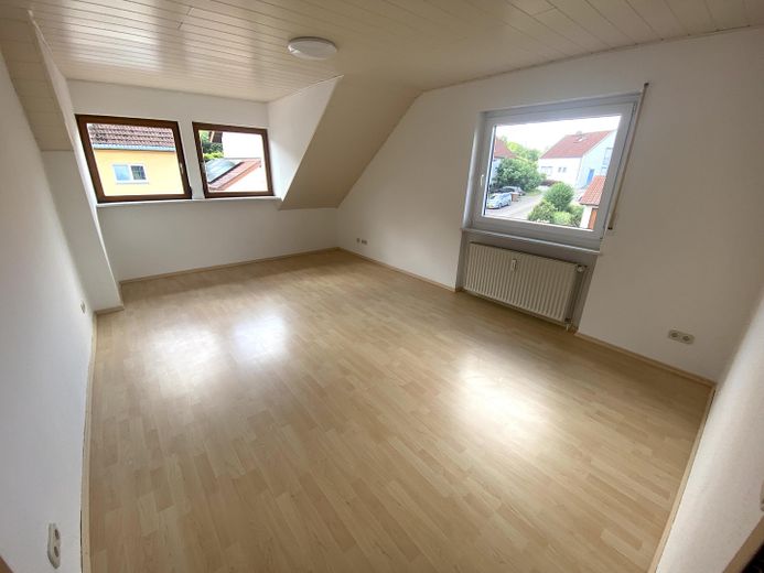 DHH ca. 170 qm Wohnfläche zuzügl. Nutzfläche, sowie Balkon Carport Stellfläche Garten – Zimmer OG 1