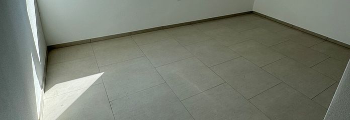 Eerste bewoning na grondige renovatie: modern 3-kamerappartement op de bovenste verdieping met nieuwe inbouwkeuken – Schlafzimmer