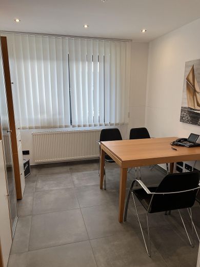 Hochwertiges, neuwertiges und modernes Gebäude mit Bürotrakt verkehrsgünstig A2/B66 – Besprechung Klein