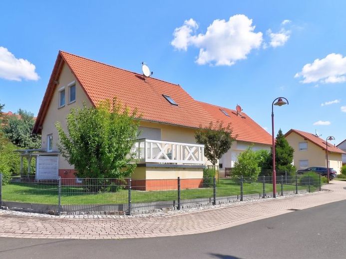 Tu zaczyna się rodzinne życie: zadbany dom jednorodzinny z ogrodem – Zdjęcie 1