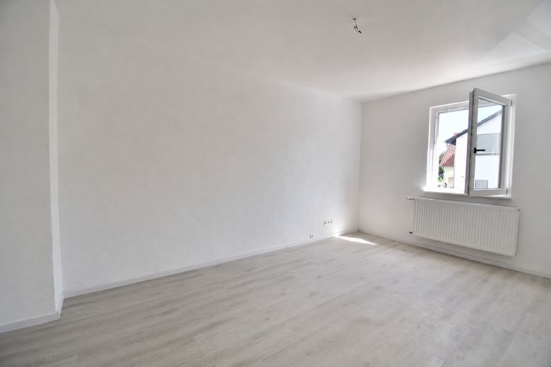 Piso reformado de 2 habitaciones con cocina, baño y plaza de aparcamiento en Lingenfeld – Schlafzimmer