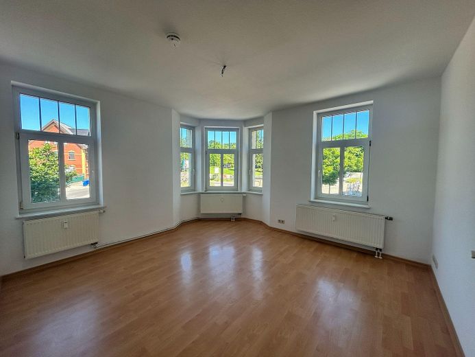 ***Helle 3-Raum-Wohnung in Hohenstein-Ernstthal*** – Wohnzimmer
