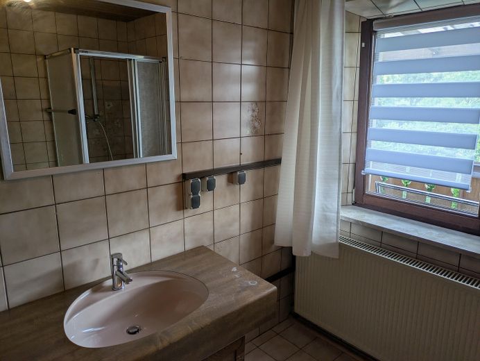 Schöne 4 Zimmer Wohnung mit Balkon und Garten – Badezimmer
