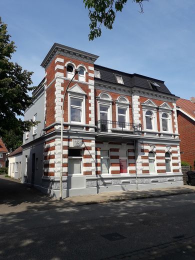 Große 2 Zi.-Whg.mit moderner Einbauküche,Wintergarten,eigener Eingang,KFZ Stellplatz vor der Tür – Vorderhaus Stuckfassade
