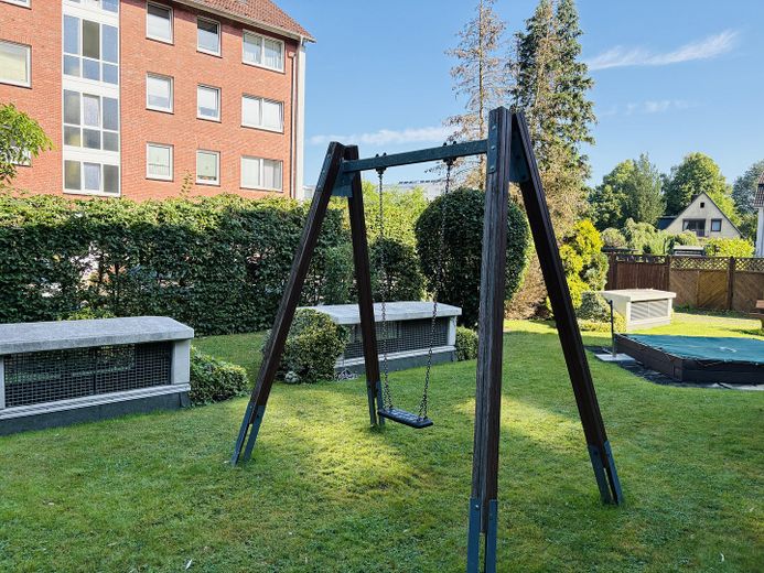 Wohnen wie im eigenen Haus – renovierte 3 -Zimmer Wohnung mit großer Terrasse & Garten – Spielplatz vor der Tür