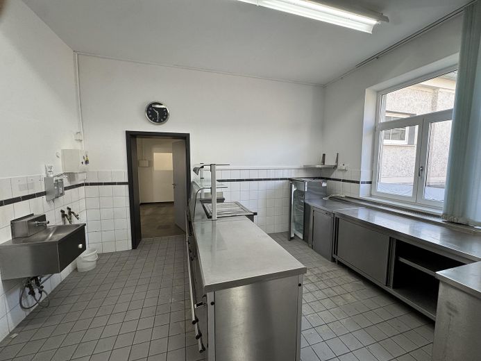 Robuste Industriehalle für Lager, Produktion, Gewerbe – Küche