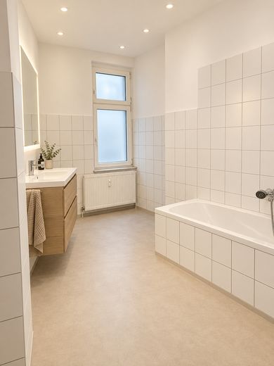 Period-building dream, first occupancy after renovation, 3 rooms, balcony & prime location in Stadtfeld – Modernisiertes Bad