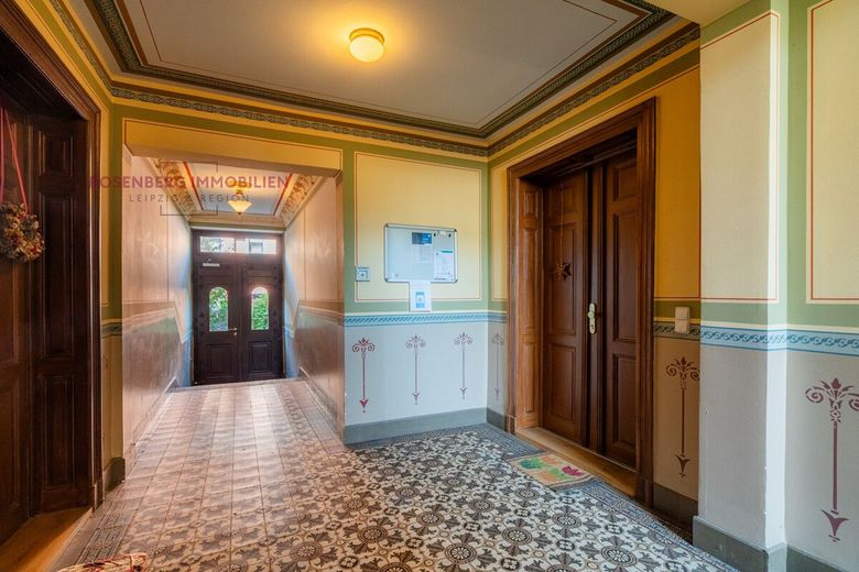 Denkmalgeschützte 3-Zimmer-Eigentumswohnung mit Balkon und Aufzug - Provisionsfrei! – Immobilie verkaufen in Leipzig_ 3-Raumwohnung_Rosenberg Immobilien Leipzig_Hausflur
