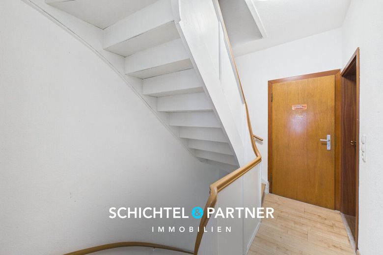 Bahnhofsvorstadt | Studentenhaus mit zwei Balkonen und Terrasse – S&amp;P | Flur