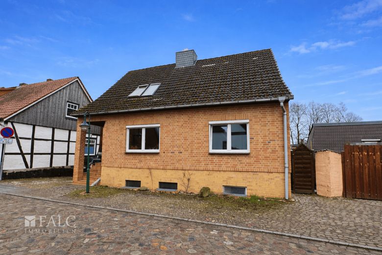 ***Großzügiges Wohnen auf drei Etagen mit Kamin, Balkon und separater Einliegerwohnung*** – Ansicht vorne
