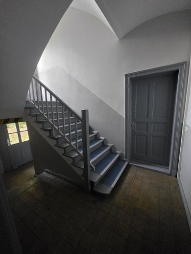 Berlin-Weißensee'de hemen taşınılabilir yenilenmiş daire 2 oda / 67 m2 – Treppenhaus mit Eingangstür