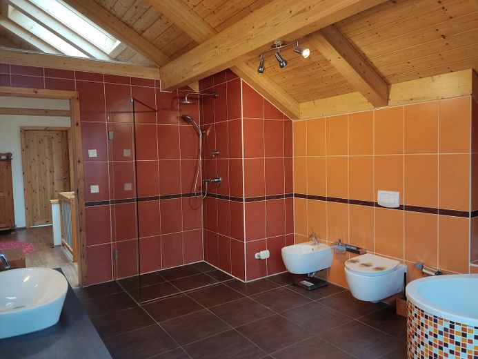Lichtdurchflutete, energieeffiziente Villa aus Holz, Glas und Stein – Bad im Obergeschoß