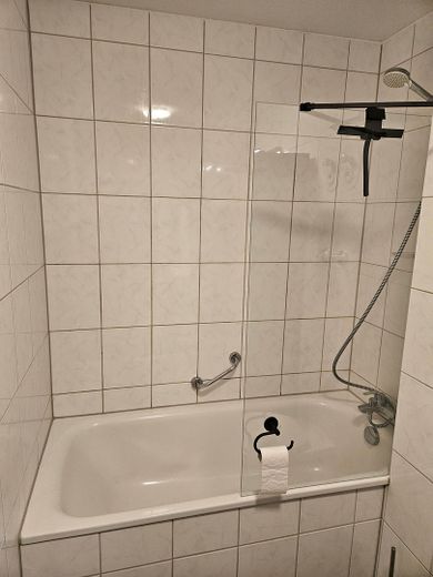 Schöne, ruhige und helle 3-Zimmerwohnung gegenüber Skyline Plaza – Badewanne