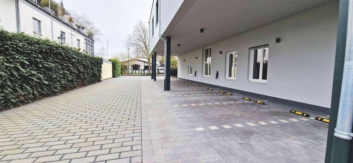 Moderne Co-Working Arbeitsplätze | Hürth-Gleuel nahe Autobahnkreuz Köln – Parkplatzseite hinten