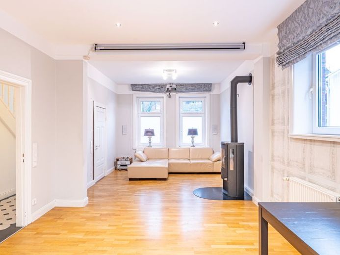 Elegante Altbauvilla in zentraler Lage! Wohnen und arbeiten verbinden! – Foto 1