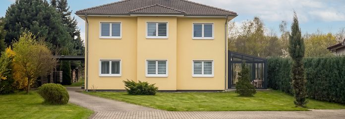 Blick vom Hof auf das Haus
