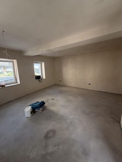 Eerste bewoning na kernrenovatie: lichte 2-kamerbeganegrondwoning met terras – Wohnzimmer_aktueller Stand