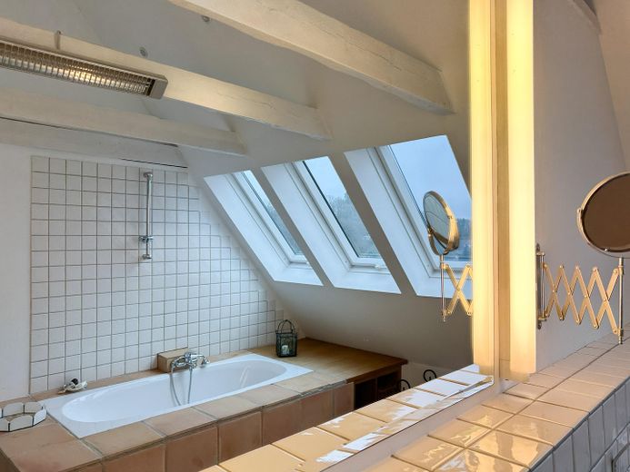 Fenster im oberen Badezimmer 