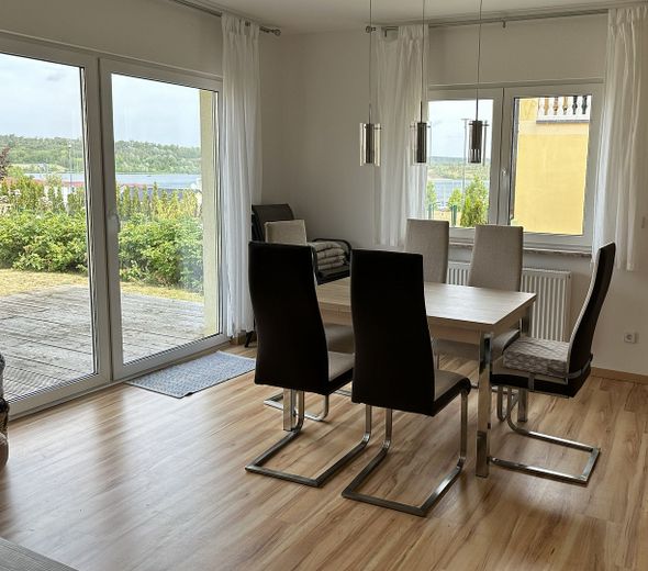 Essbereich mit Seeblick