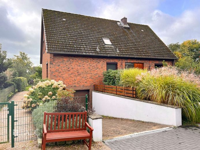 ***Großzügiges Einfamilienhaus mit viel Platz und Gartenidylle in ruhiger Lage*** – Außenansicht