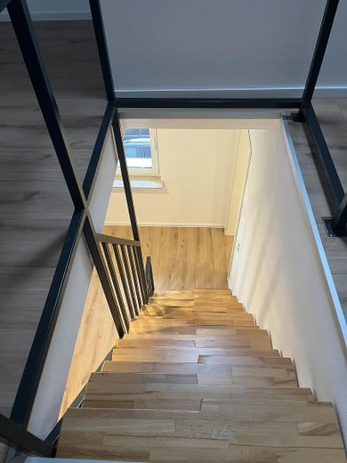 Komplett renoviertes Reihenendhaus mit großem Dachstudio und separatem Garten in Harthausen – Treppe zum Dachstudio