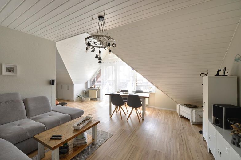 Moderne DG-Wohnung mit viel Charme – Wohnzimmer