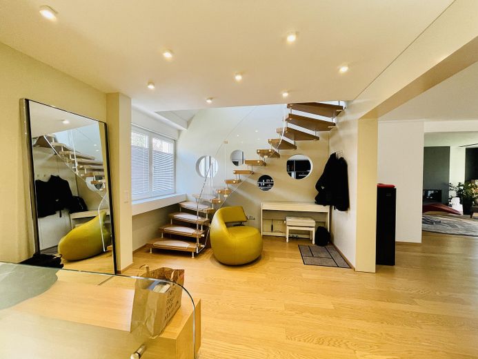 Designer Maisonette-Wohnung nähe Zoopark mit Blick ins Grüne, Fussbodenheizung, Kamin, Terrasse – Flur
