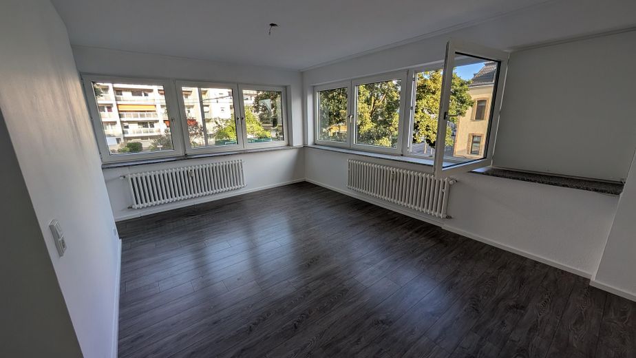 Sans commission : appartement moderne de 3,5 pièces à Köln-Weidenpesch – Wohnzimmer inkl. Abstellkammer