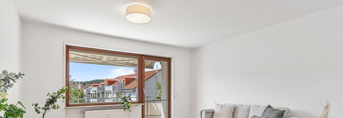 Yeni yenilendi, hemen taşınmaya hazır – merkezi konumda balkonlu 3 odalı daire – Wohnzimmer Beispiel