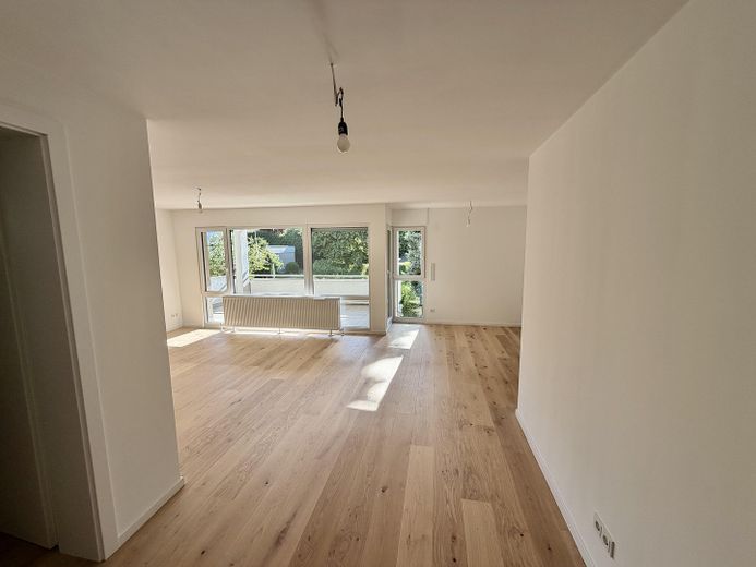 Exklusiv: Komplett neu renovierte 5,5–6‑Zimmer‑Wohnung in Top‑Lage Esslingen‑Sulzgries – Wohnzimmer