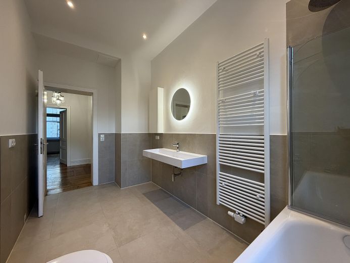 Appartement ancien de 3,5 pièces dans le Nordend avec balcon, cuisine équipée et plafonds de 3 m de hauteur – Badezimmer