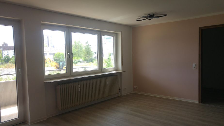 renovierte 1,5-Zi-Whg. Stadtmitte Postareal, Südbalkon, Pkw-Stellplatz – Wohnzimmer rechts