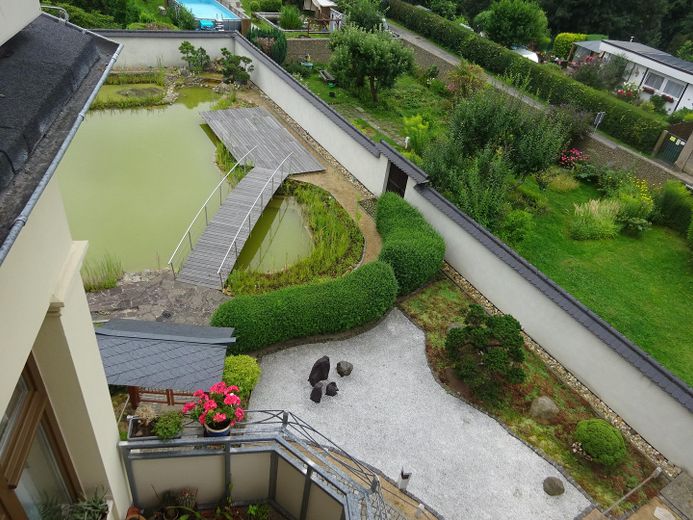 Exclusiv und stilvoll wohnen in Stadtvilla / hochwertige 4 - 5 Raum Terrassenwohnung – Sicht in Garten