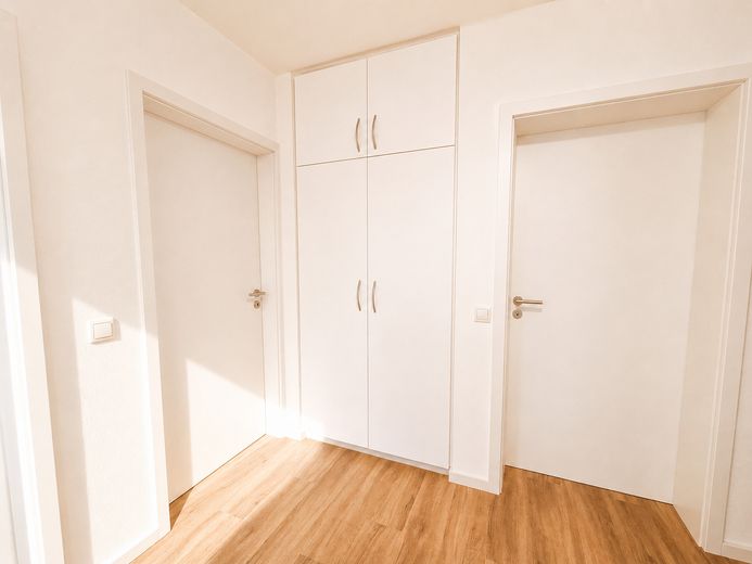 Ein Traum: Helle 3-Zimmer-Wohnung mit großem Balkon, Einbauküche und Garage – Einbauschrank