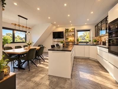 HIGH-QUALITY RENOVATION, MODERN & MOVE-IN READY – 1790758563_e494f19.jpg