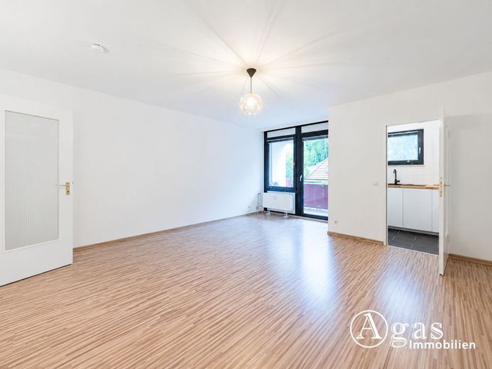 Appartamento tranquillo e libero di 1 stanza con balcone a Wilmersdorf in vendita – 01_Wohnzimmer