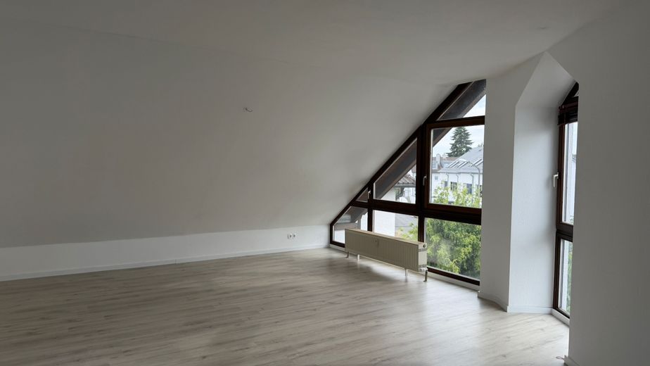 Schöne 3-Zimmer DG Wohnung mit modernisierter Küche und Balkon – Wohnbereich