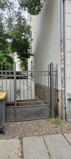 Eingangstor und Zuweg