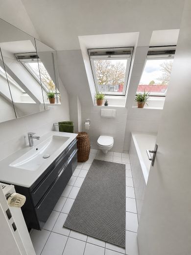 Bellissimo e accogliente appartamento mansardato con 3 locali, balcone e garage sotterraneo – Bad