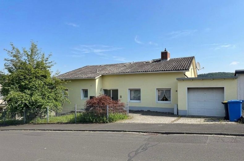 Renoviertes Mehrfamilienhaus in Bestlage direkt in Lollar – Außenansicht