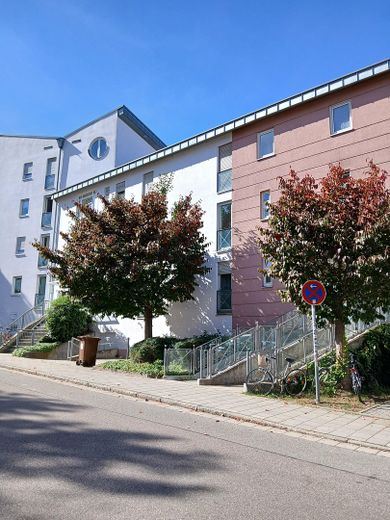 Affascinante bilocale con balcone e posto auto in autorimessa interrata — Regensburg-Galgenberg – Eingangsbereich