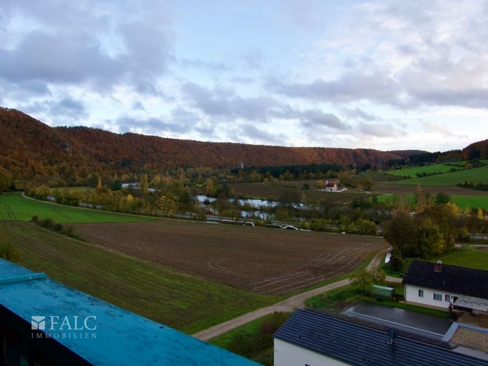 Einfach Mehr: Gepflegte Nichtraucher-2-Zimmer-Wohnung, möbiliert, TG, Aufzug, Süd-Loggia-Balkon. – Süd-Fernblick Altmühltal