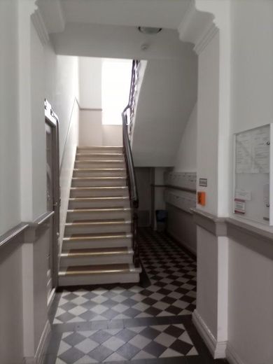 Charmante Altbauwohnung       nahe Schloss Charlottenburg, sofort bezugsfrei, von Privat – Treppenhaus