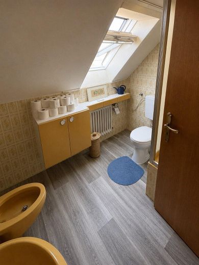 Großzügiges Wohnhaus mit ca.360 m² – Potenzial für Mehrgenerationenwohnen oder mehrere Wohneinheiten – 2. OG Bad