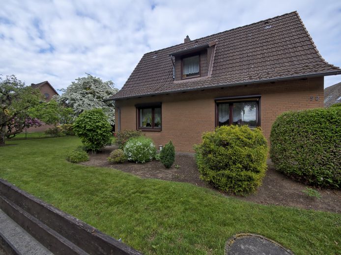 Gepflegtes Einfamilienhaus mit Nebengebäuden & großem Grundstück – Straßenansicht