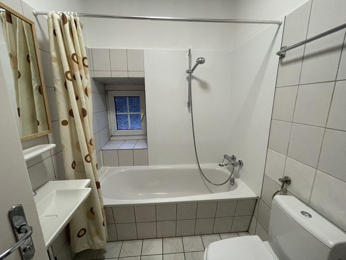 شامل كل شيء & متاح فورًا! - غرفة في شقة مشتركة بموقع مركزي – Badezimmer mit Badewanne
