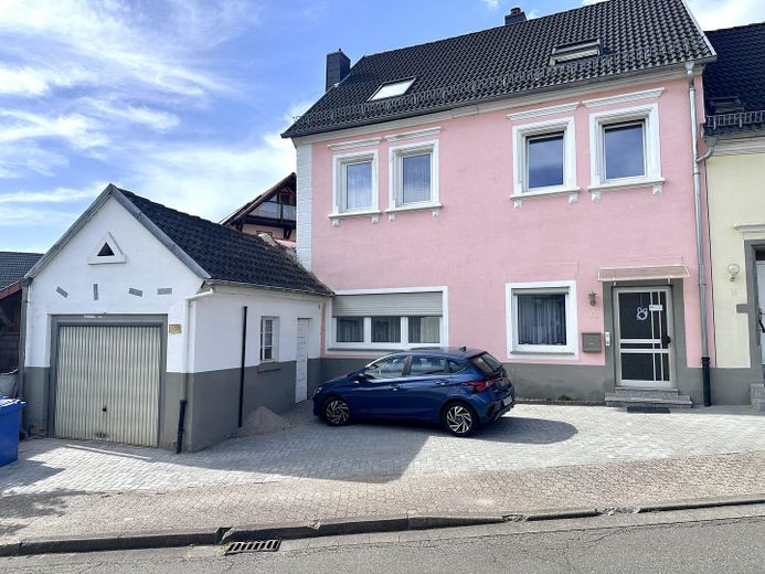 Örtülü teraslı, koi havuzlu bahçeli, garajlı ve park yeri bulunan güzel 5 odalı mutfaklı banyo/WC’li daire – aidat yok – Außenansicht m. Garage u. Stel