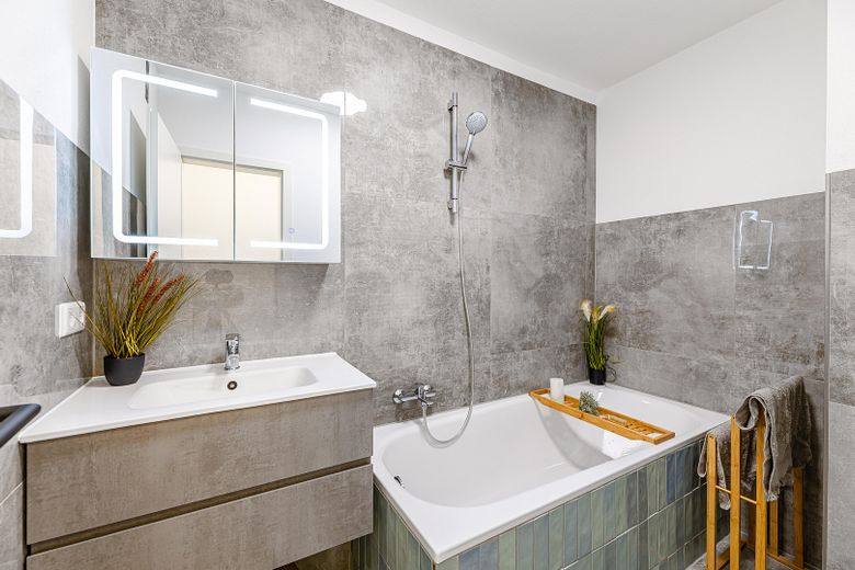 Modernes Bad mit Badewanne 