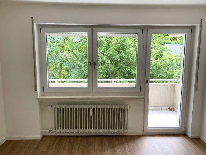 SOMMER, SONNE, SPAREN: Moderne 3-Zimmer-Wohnung mit viel Licht, EBK und sonnigem BALKON – Ansicht I: Wohn- und Esszimmer